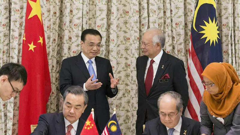 Li Keqiang bei Unterzeichnung der Dokumente für Zusammenarbeit mit Malaysia anwesend