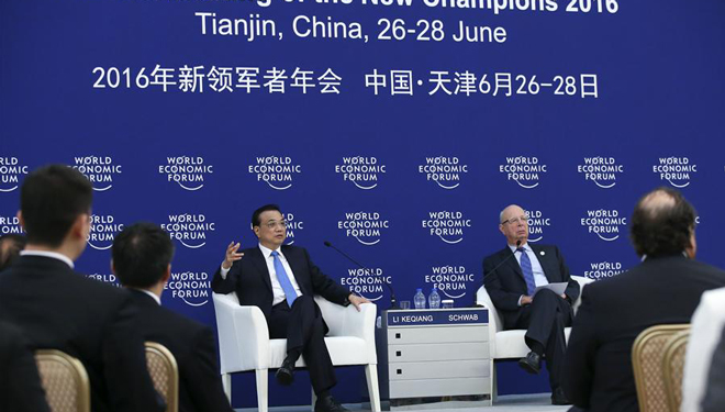 Li Keqiang führt auf dem Davos-Sommerforum Gespräche