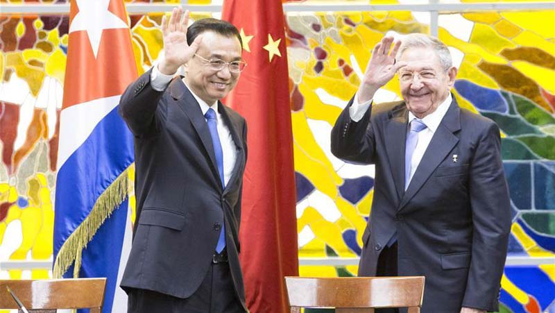 Li Keqiang und kubanischer Präsident nehmen an Unterzeichnungszeremonie in Havanna teil
