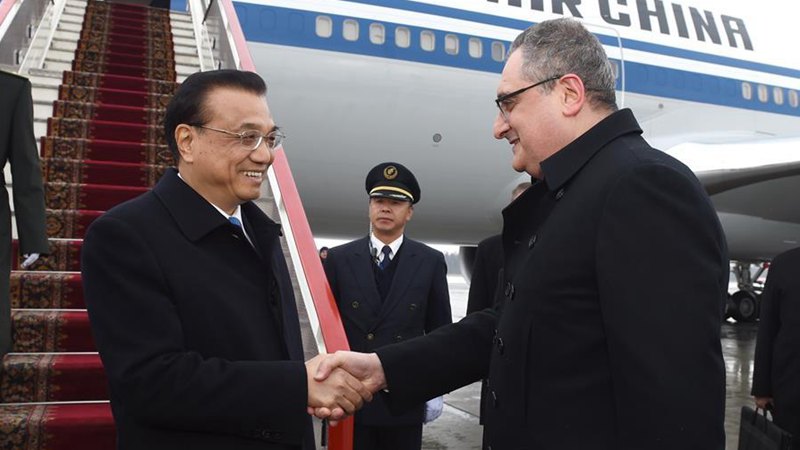 Li Keqiang trifft in St. Petersburg ein