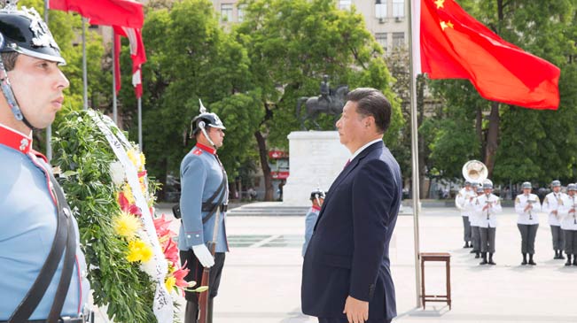Xi Jinping legt Kranz am Denkmal in Chile nieder