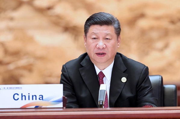 Xi Jinping sitzt dem Rundtisch-Gipfel der Führungen beim GSF vor und hält eine Rede