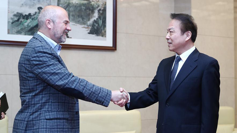 He Ping trifft Geschäftsführer des Russia Today (RT) in Beijing