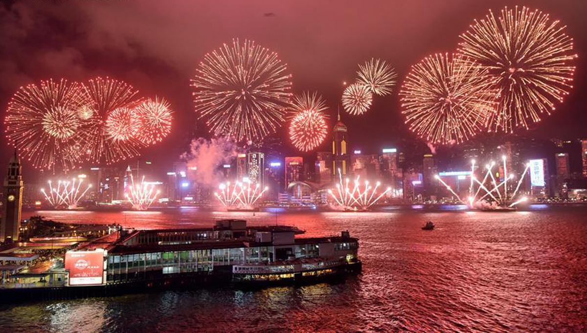 Feuerwerke beleuchten den Himmel in Hongkong