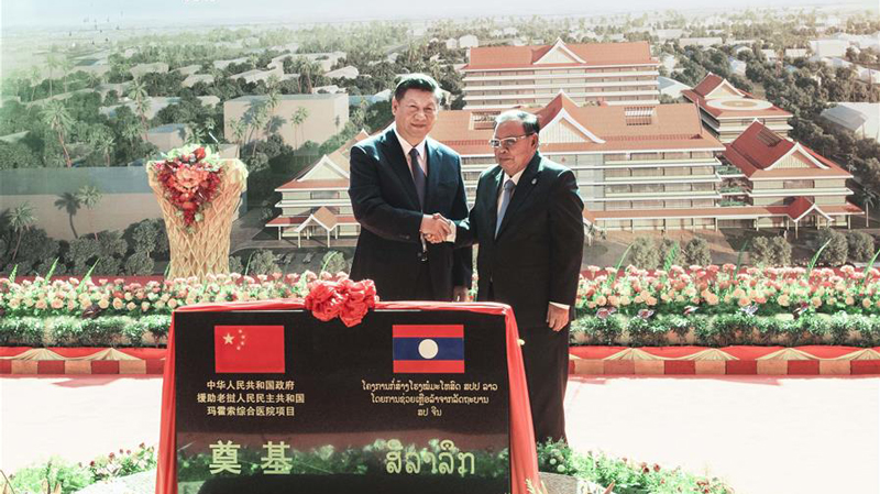 Xi Jinping und laotischer Präsident nehmen an Grundsteinlegungszeremonie für das von China gebaute Krankenhaus Mahosot teil