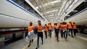 Nigerianische Studenten besuchen Hochgeschwindigkeitszug-Instandhaltungsanlage in Shaanxi