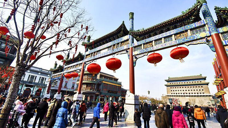 Belebte Qianmen-Straße in Beijing während des Frühlingsfests