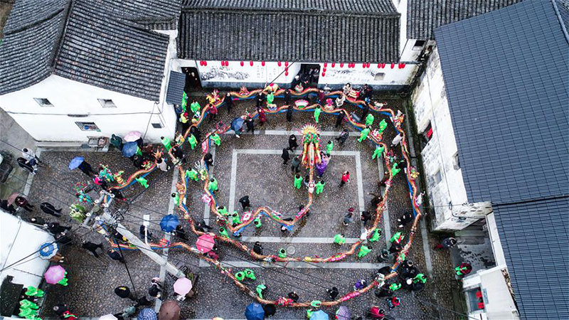 Holzbank-Drachentanz zur Begrüßung des Laternenfestes in Zhejiang