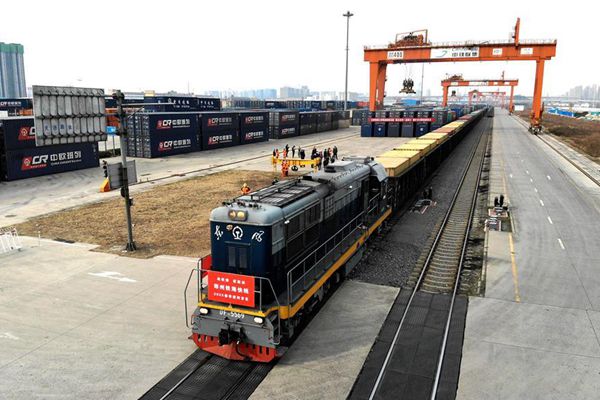 Güterzug für intermodalen See- und Eisenbahnverkehr fährt von Zhengzhou ab und nimmt regulären Betrieb wieder auf
