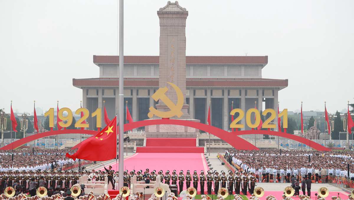 Zeremonie zum Hissen der Nationalflagge findet auf Tian'anmen-Platz statt