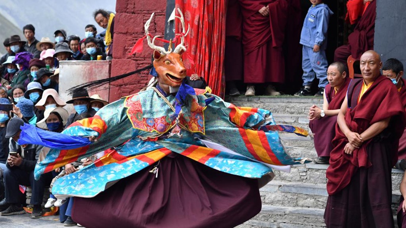 Buddhistische Mönche führen Cham-Tanz in Lhasa auf