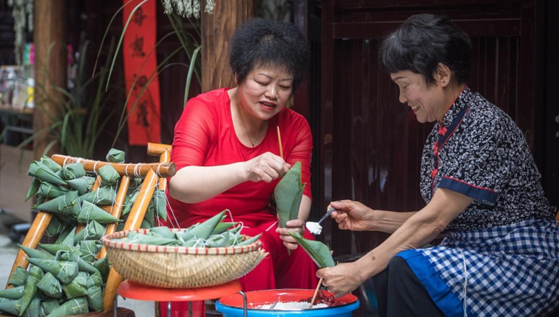 Bevorstehendes Drachenbootfest in der Heimatstadt vom chinesischen Dichter Qu Yuan markiert