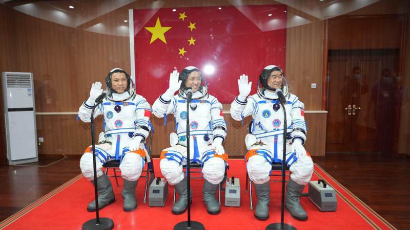 Abschiedszeremonie für Astronauten der bemannten Weltraummission Shenzhou-12 abgehalten