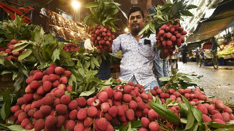 Das Foto zeigt Litschis an einem Verkaufsstand in Bangladeschs Hauptstadt Dhaka, 16. Juni 2021. (Xinhua) DHAKA, 17. Juni (Xinhua) -- Die Litschi-Saison ist in Bangladesch zurzeit in vollem Gange, und eine Vielzahl der köstlichen tropischen Früchte versüßt den Sommer in der Hauptstadt Dhaka.