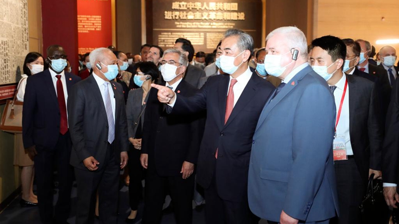 Ausländische Diplomaten besuchen Ausstellung zur Geschichte der KPCh in Beijing