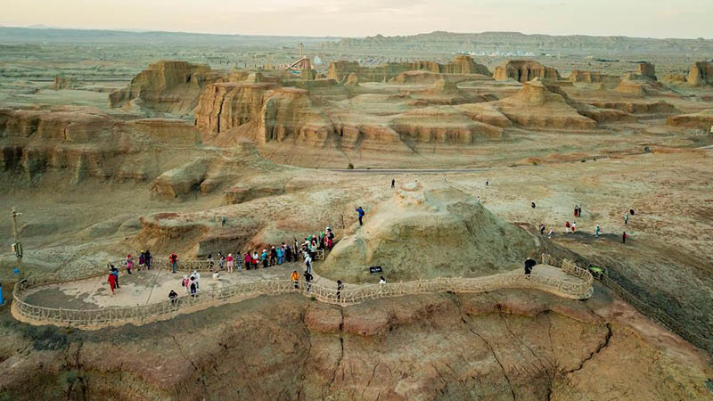 Besucher genießen Landschaft in Karamay von Chinas Xinjiang