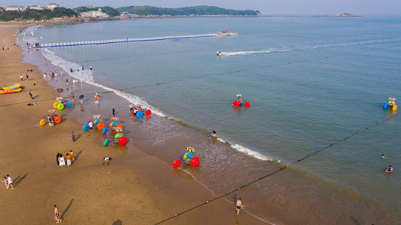 Touristen genießen Zeit am Meer in Zhoushan von Chinas Zhejiang