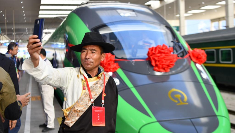 Hochgeschwindigkeitszug debütiert auf neuer Bahnstrecke in Tibet