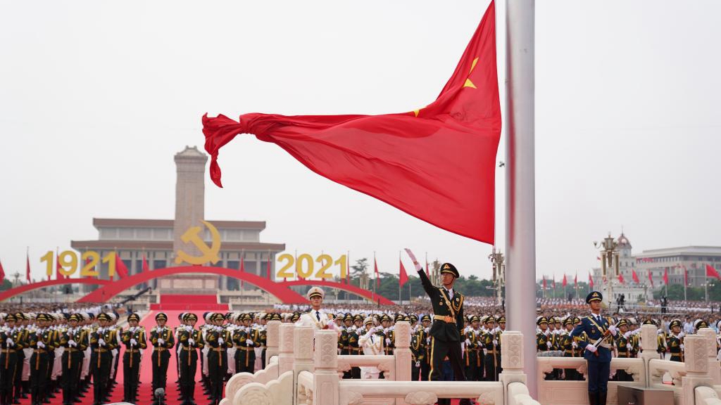 Zeremonie zum Hissen der Nationalflagge findet auf Tian'anmen-Platz statt