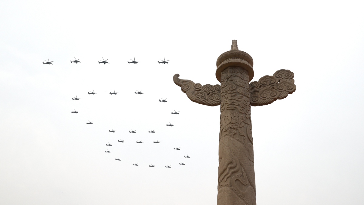 Militärflugzeuge fliegen in Staffeln über den Tian'anmen-Platz