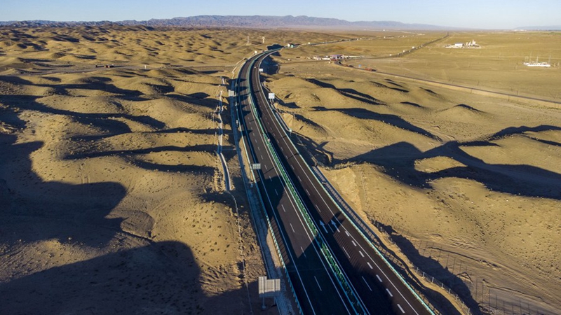 Längste Wüstenautobahn der Welt wird in China vollständig in Betrieb genommen