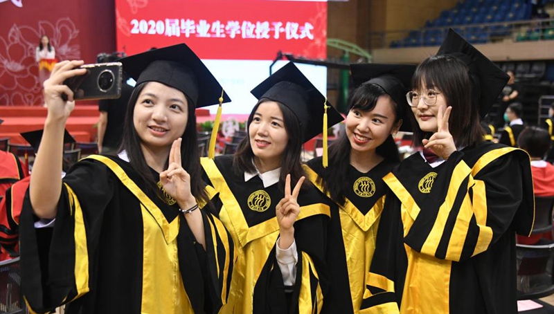 Absolventen der Renmin-Universität von China des Jahrgangs 2020 feiern ihren Abschluss