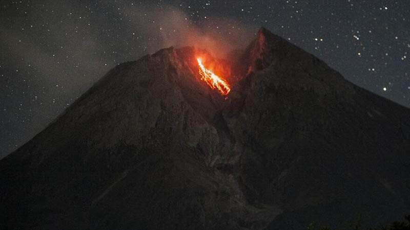 Vulkan Merapi in Indonesien spuckt vulkanisches Material aus