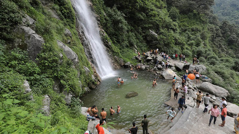 Indien: In der Hitze suchen Menschen Abkühlung am Wasserfall