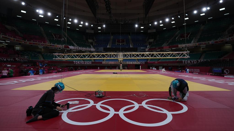 Mitarbeiter arbeiten im Nippon Budokan für bevorstehende Olympische Spiele in Tokio