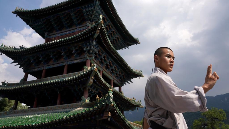 Mönche üben Kampfkunst im Shaolin-Tempel