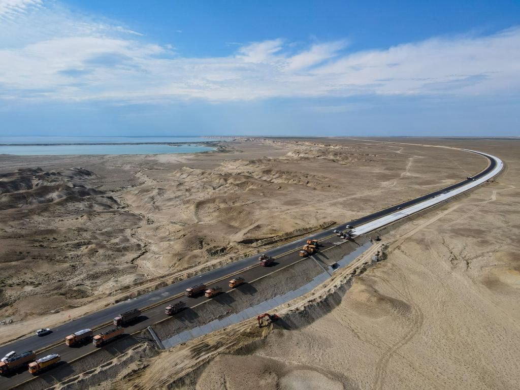 Bau der ersten Wüste-überquerenden Autobahn in Xinjiang reibungslos verlaufen