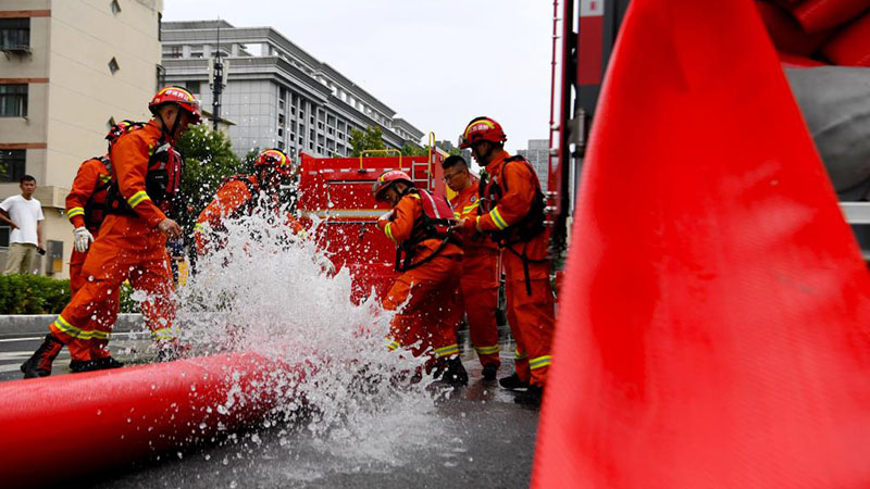 Feuerwehrleute pumpen Regenwasser in Zhengzhou