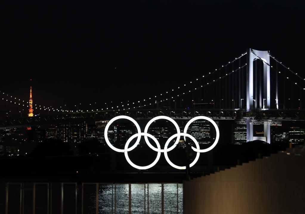 Beleuchtete Olympische Ringe in der Bucht von Tokio