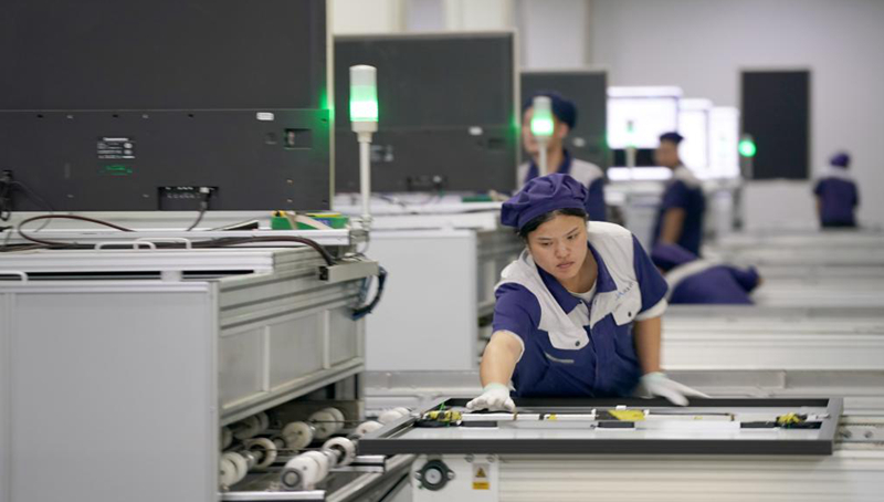 Mitarbeiter arbeiten in Werkstatt des Unternehmens für neue Energien in Nordchinas Xingtai