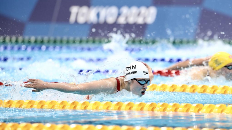 Chinesische Spielerin konkurriert während des Schwimmwettkampfes 100m Schmetterling der Frauen in Tokio 2020