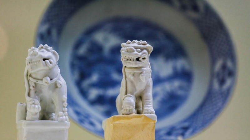 Antike chinesische Keramikprodukte in Manila ausgestellt