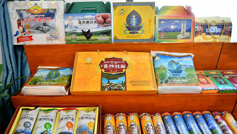 Hochlandgerste von Tibet wird zu verschiedenen Produkten verarbeitet