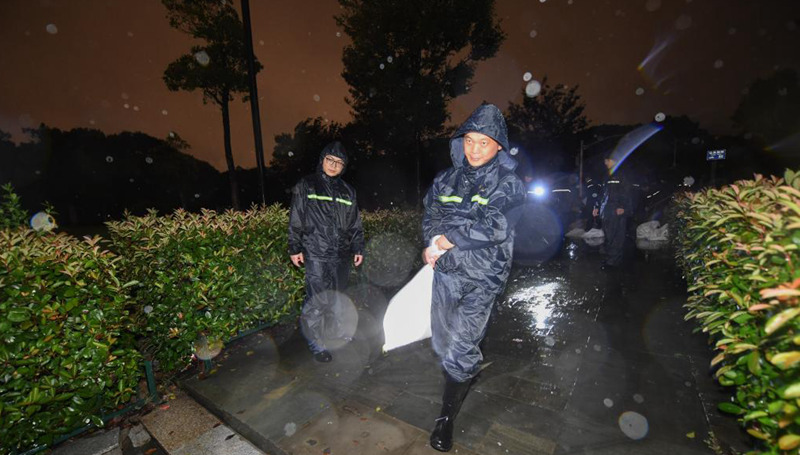 Taifunschutz in Zhejiang: Mitarbeiter stapeln Sandsäcke zum Schutz vor Hochwasser