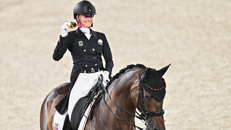 Olympia in Tokio: Deutsche Reiterin Bredow-Werndl holt zweites Gold in der Dressur