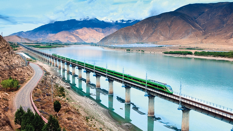 Zugstrecke Lhasa-Nyingchi verzeichnet 106.000 Passagiere im ersten Betriebsmonat