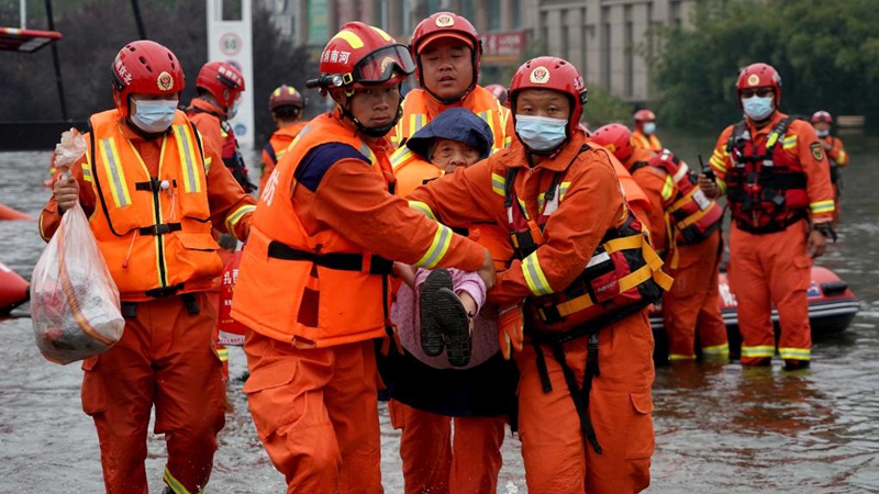 Rettungs- und Entwässerungsarbeiten in Weihui von Henan im Gang