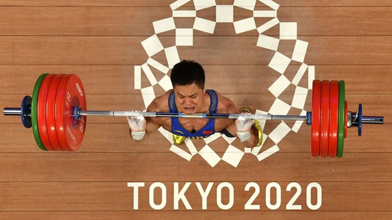 Olympia in Tokio: Chinas Gewichtheber Lyu Xiaojun holt historisches Gold mit drei Olympiarekorden