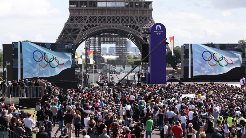 Feiern in Paris als Teil der Übergabezeremonie von Tokio 2020 zu Paris 2024