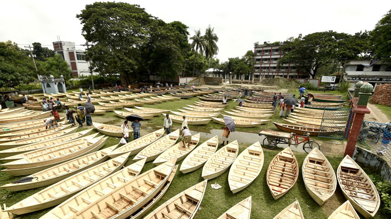 Bangladesch: Handgefertigte Holzboote stehen zum Verkauf