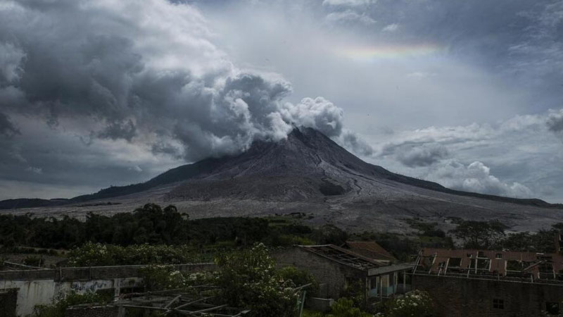 Regenbogen leuchtet über aktivem Vulkan Sinabung in Indonesien