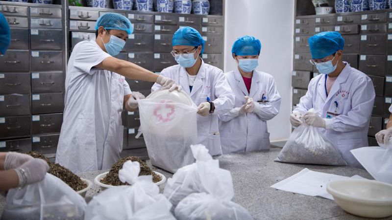 TCM hilft bei Bekämpfung von COVID-19-Infektionen in Zhangjiajie in chinesischer Provinz Hunan