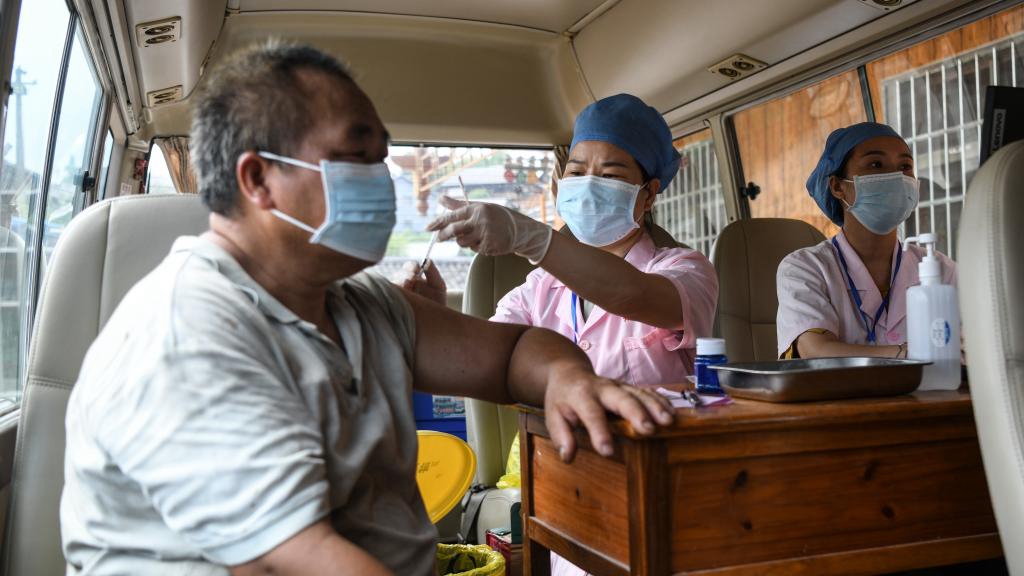 Mobile Impfstelle hilft Dorfbewohnern bei COVID-19-Impfung