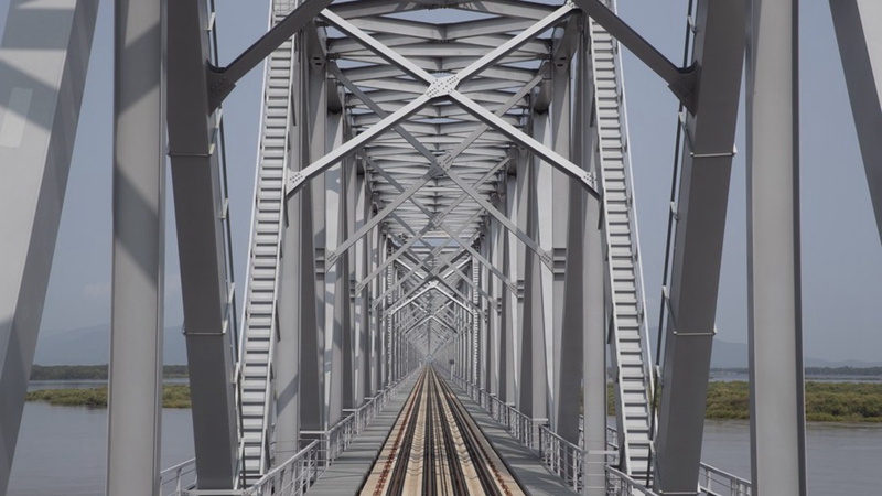 Gleisverlegung auf chinesisch-russischer Eisenbahnbrücke abgeschlossen