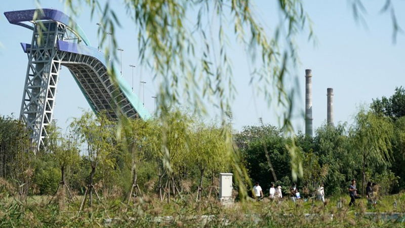 Neueröffneter Winterolympiapark in Beijing ist Touristenattraktion