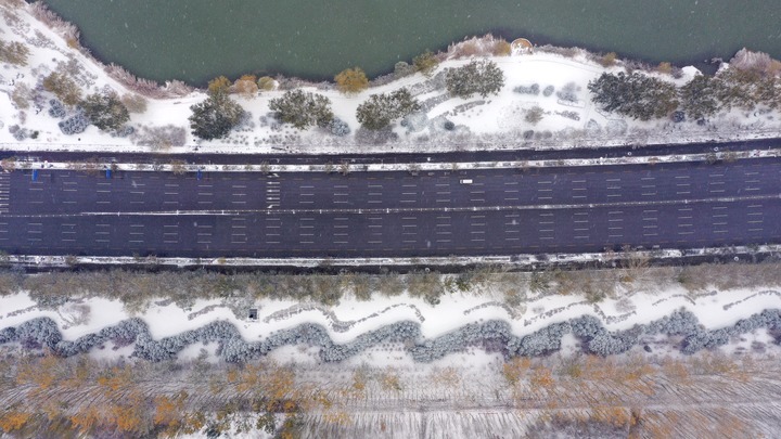 In Bildern: Yinchuan im Nordwesten Chinas sieht ersten Schnee des Winters
